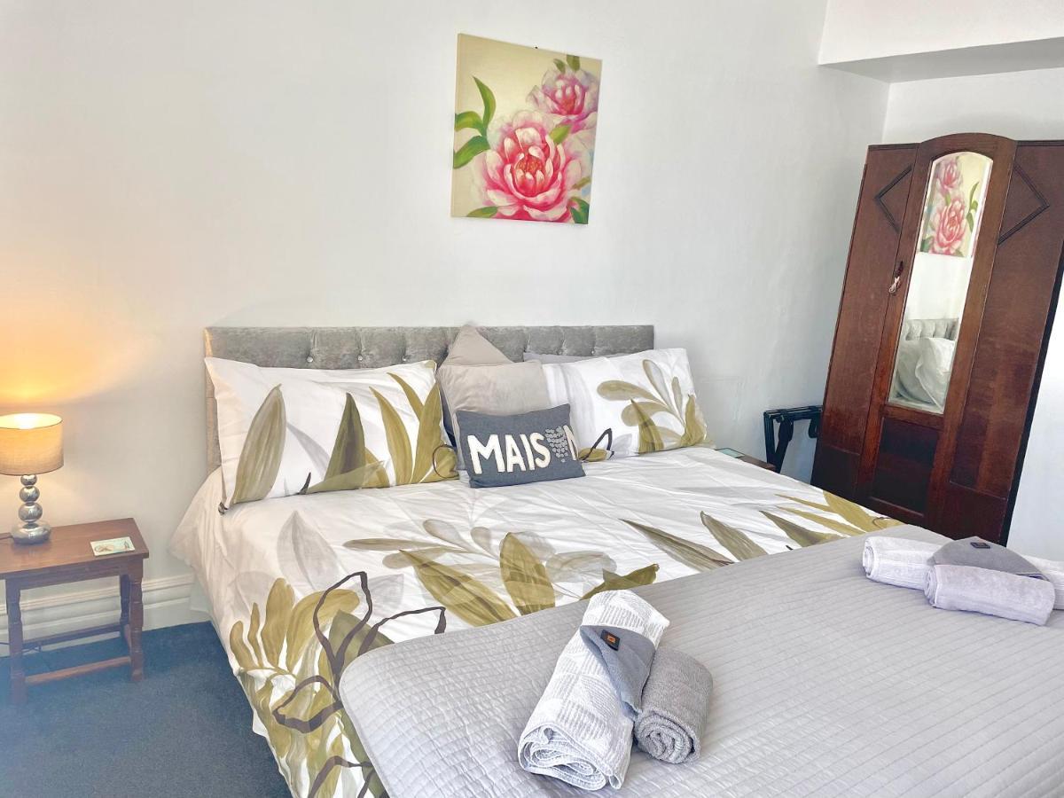 Entire Holiday Home In Blackpool With Free Parking And A Private Patio Garden Exterior foto